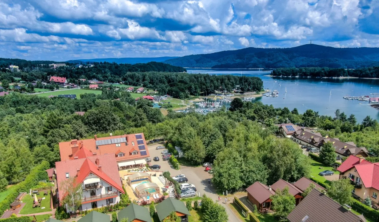 Restauracja Hotel Zefir Polańczyk widok na Solinę