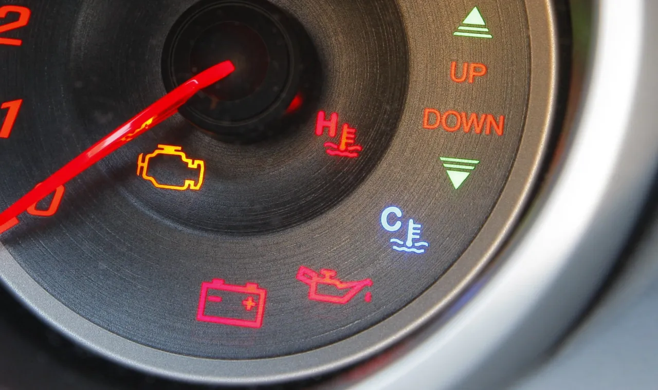 deska rozdzielcza samochodu wskaźnik temperatury silnika czerwone pole