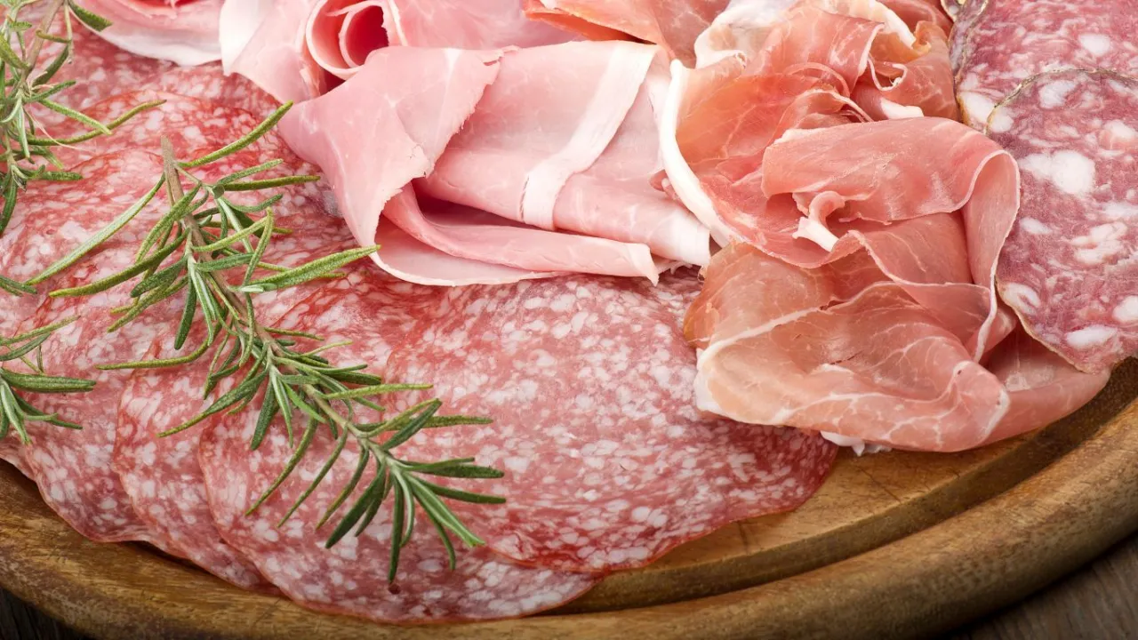 r&oacute;żne rodzaje szynki do pizzy prosciutto cotto crudo pancetta