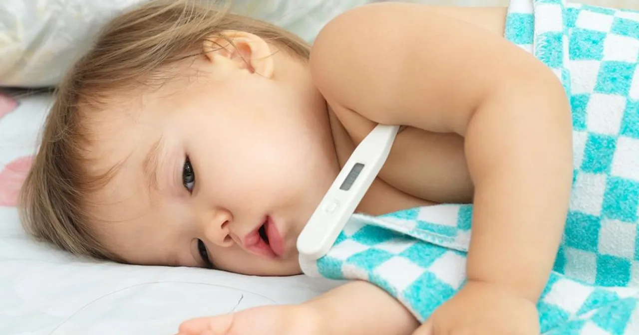 Rodzic mierzący temperaturę dziecku