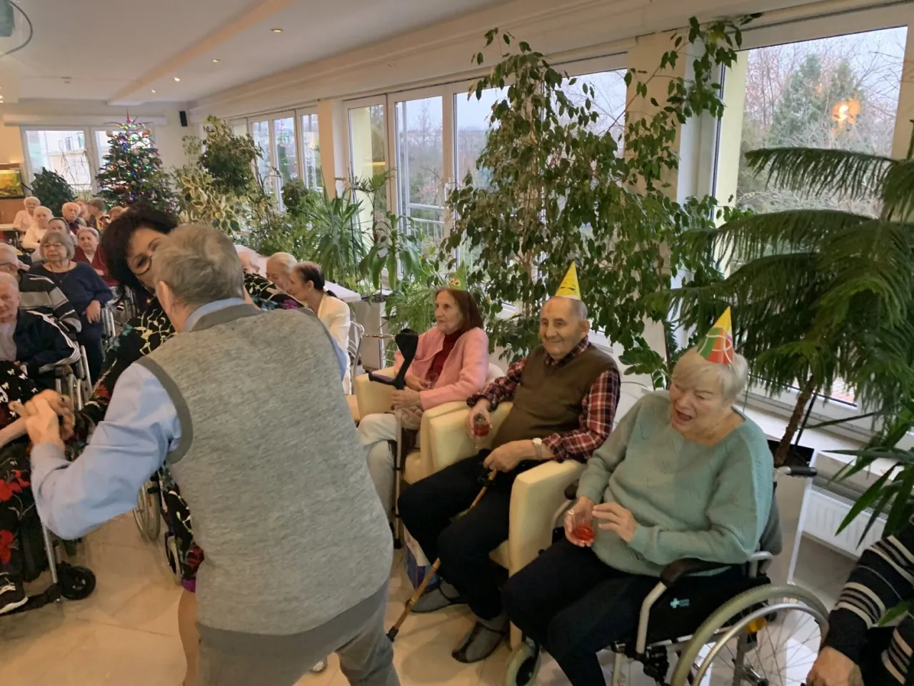 Rodzina rozmawiająca o wyborze domu opieki dla seniora