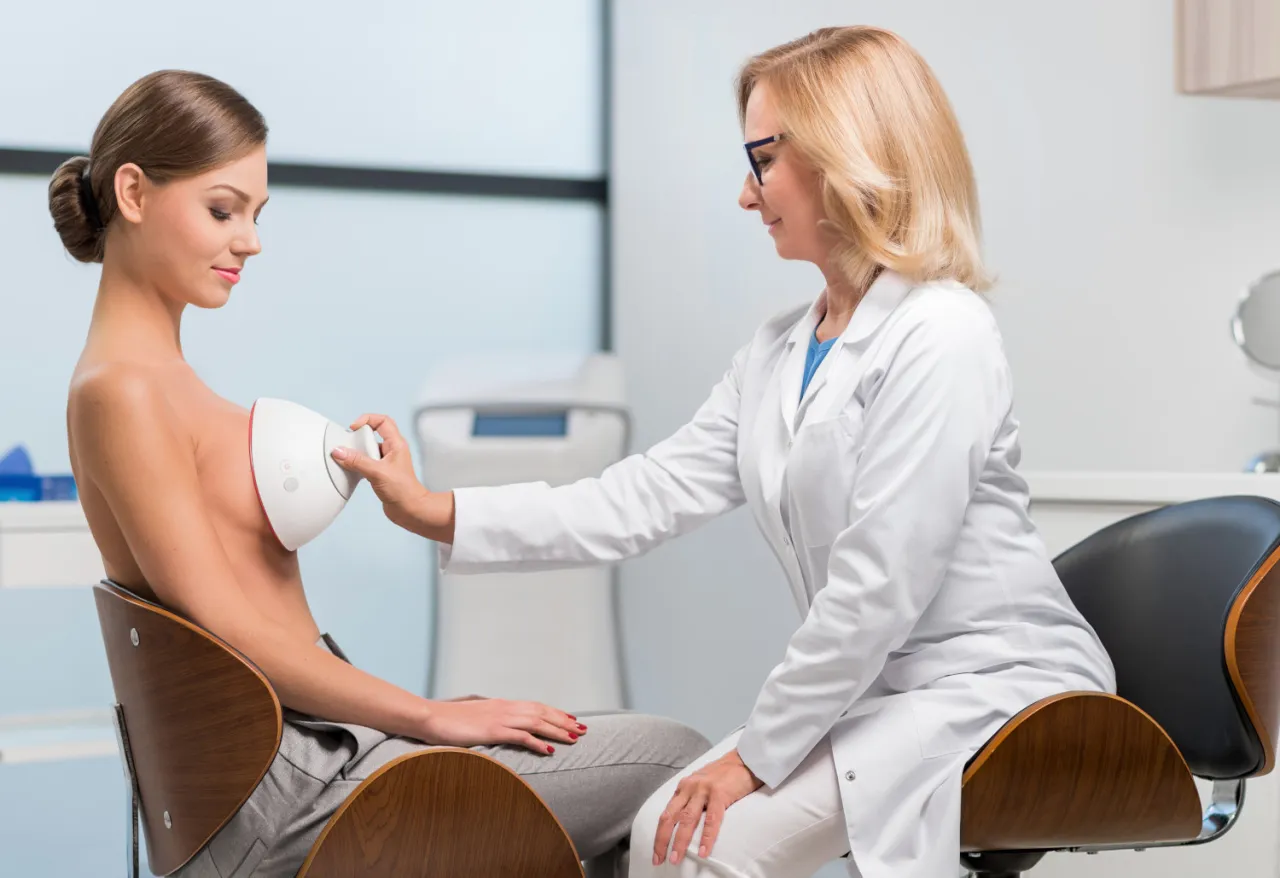 Kobieta wykonująca samobadanie piersi