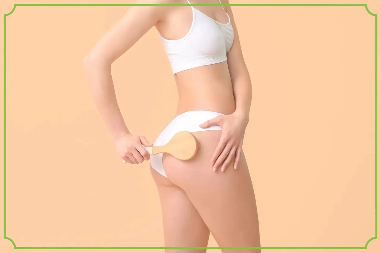 Kobieta szczotkuje pośladki, szukając sposobu, jak pozbyć się pryszczy na pośladkach.