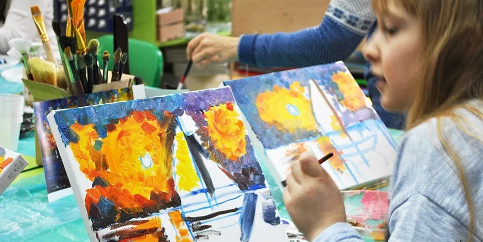 dzieci na zajęciach z rysunku w pracowni artystycznej