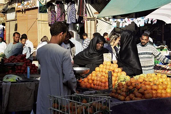 Kobieta w skromnym stroju na ulicy w Egipcie