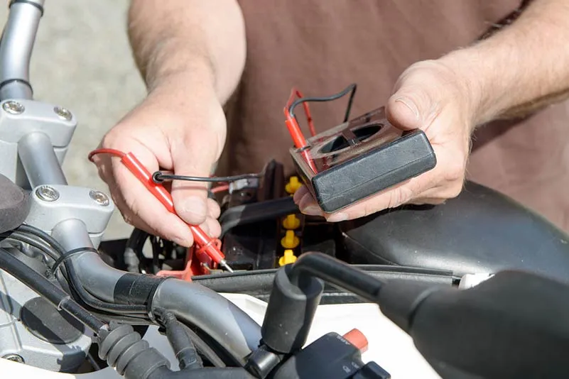 akumulator motocyklowy narzędzia przygotowanie