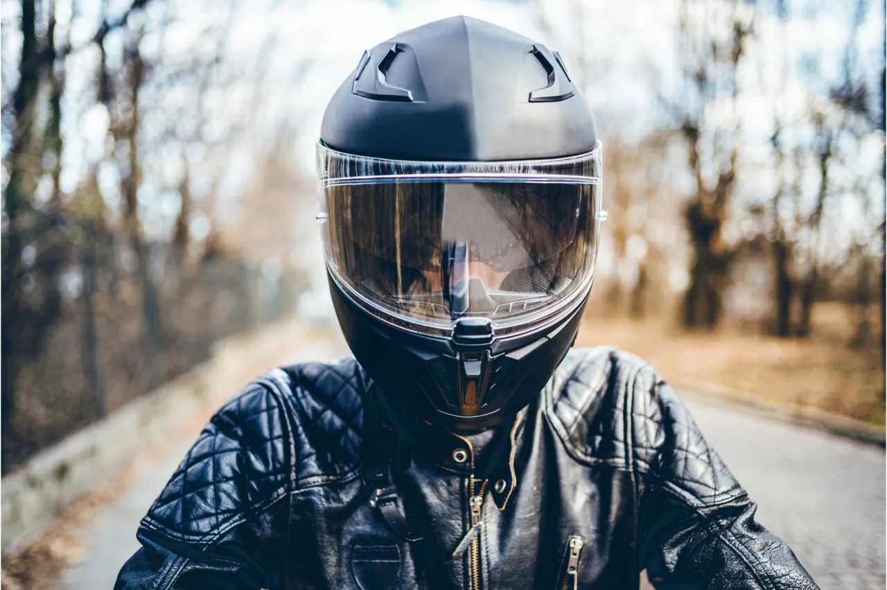 Motocyklista w kasku, bezpieczeństwo na drodze