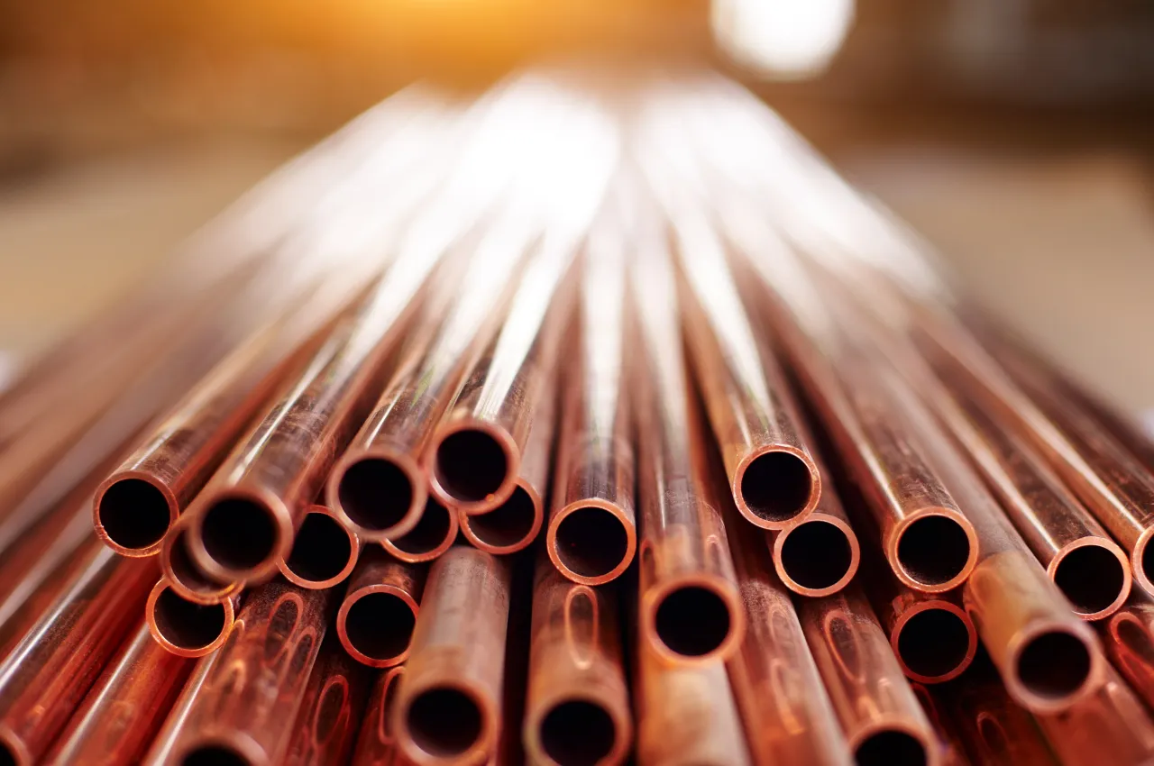 r&oacute;żne materiały rur hydraulicznych