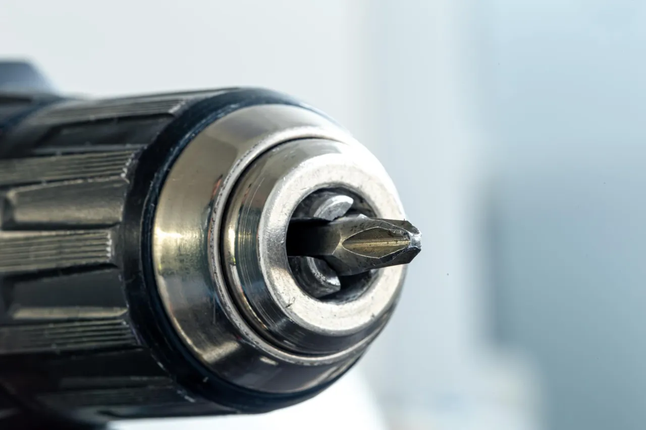 Jak odkręcić zablokowany uchwyt wiertarki dwoma kluczami