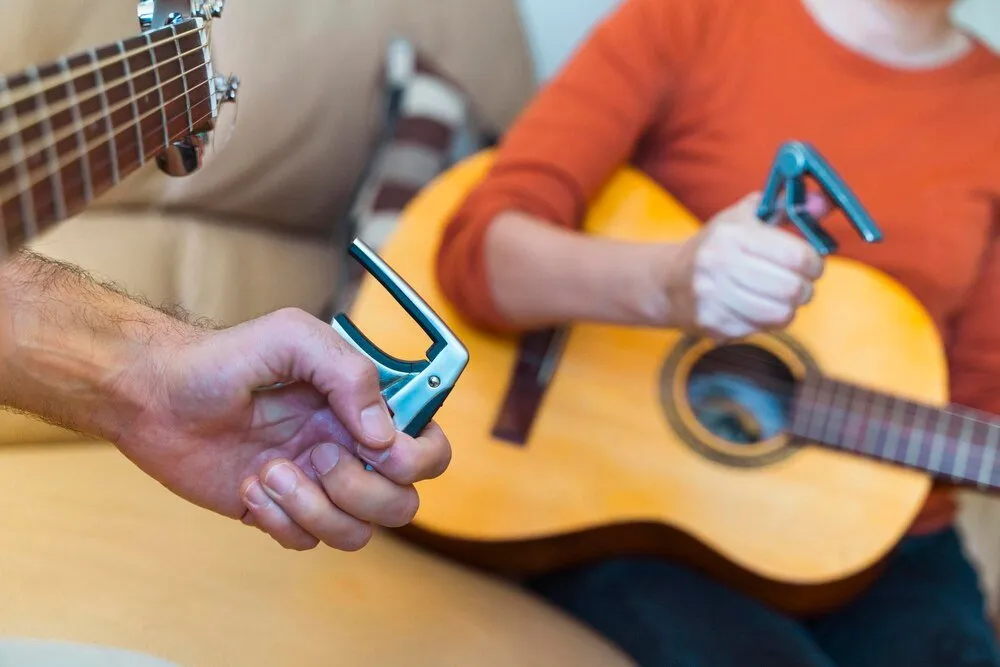 jak używać kapodaster gitara