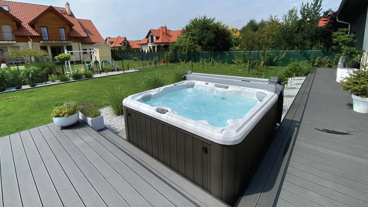 r&oacute;żne rodzaje wanien spa w ogrodzie i w domu