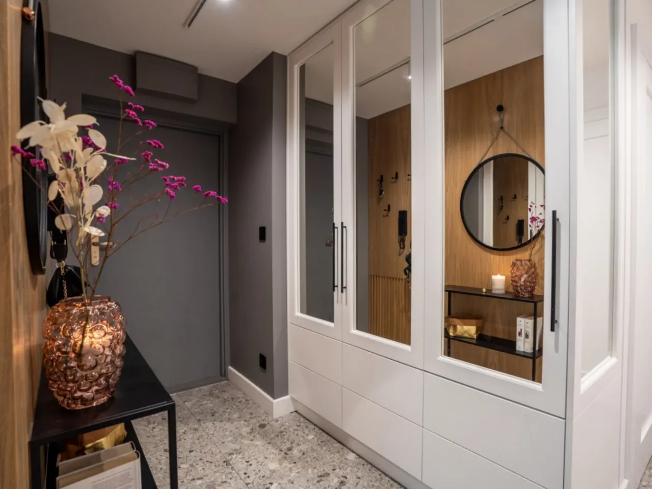 Wąski przedpok&oacute;j aranżacja optyczne powiększenie