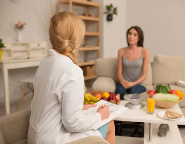 dietetyk rozmawiający z pacjentem o planie diety