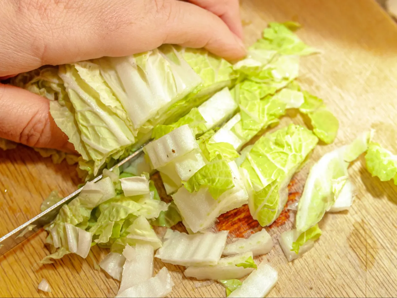 krojenie kapusty pekińskiej na surówkę
