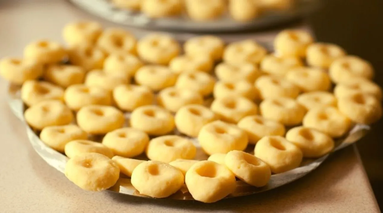 Mnóstwo świeżych klusek śląskich na tacy. Czy kluski śląskie można mrozić? Tak, można je zamrozić, by cieszyć się nimi później.