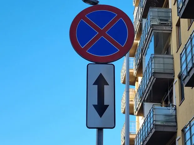 znaki zakazu postoju i zatrzymywania się z tabliczką chodnik
