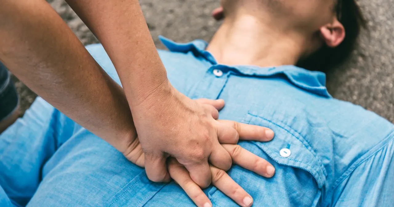 prawidłowe ułożenie rąk RKO dorosły