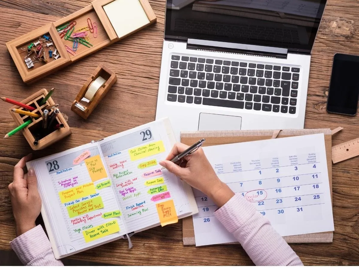 Narzędzia do planowania rozwoju osobistego: laptop z aplikacją, notatnik, kalendarz