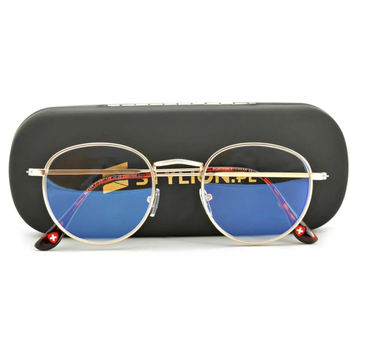 Okulary z filtrem światła niebieskiego i ekran komputera