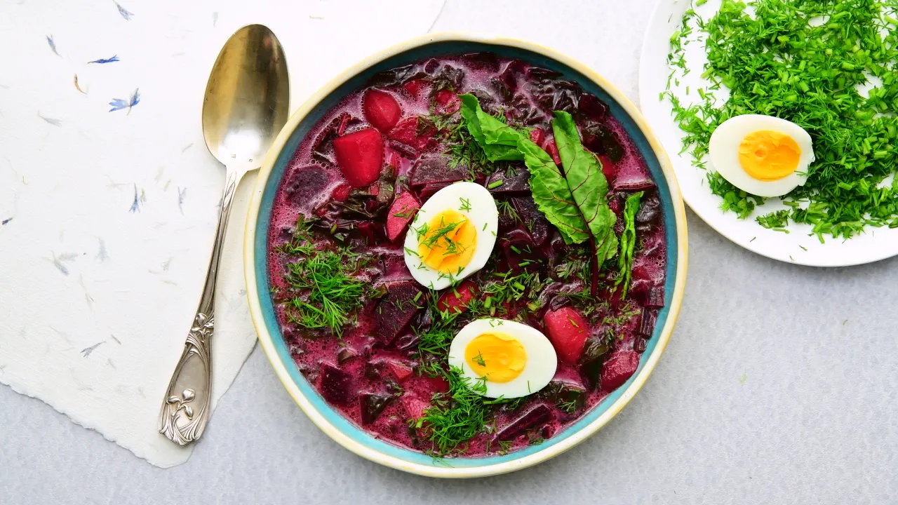 zupa botwinkowa z jajkiem na twardo