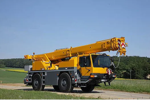 Zdjęcie Ile waży dźwig? Porównanie wag różnych modeli dźwigów budowlanych
