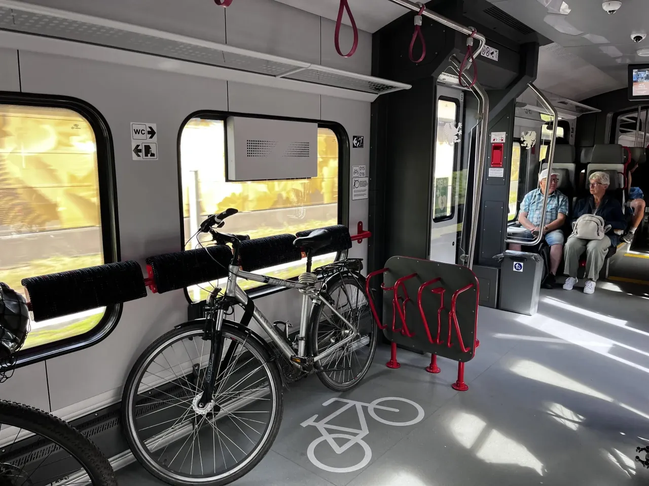 W pociągu rower można przewieźć, korzystając ze specjalnych uchwytów i stojaków.