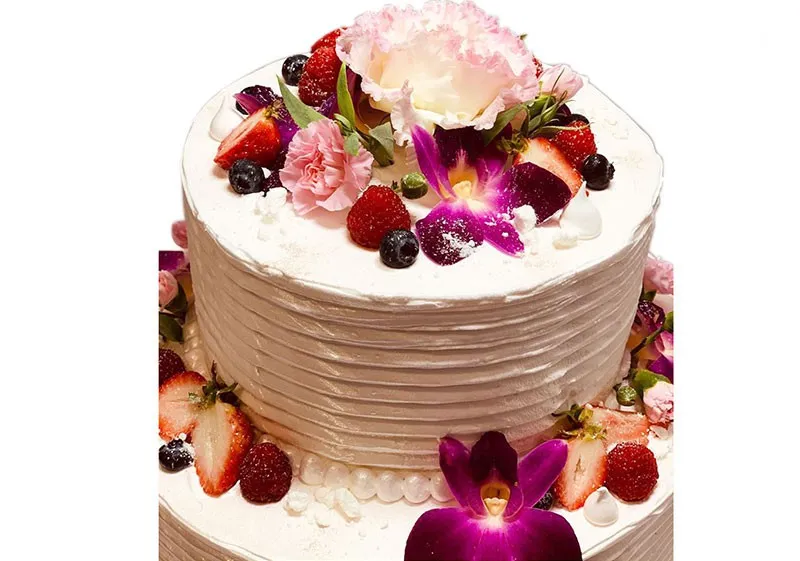 tort z owocami i świeżymi kwiatami
