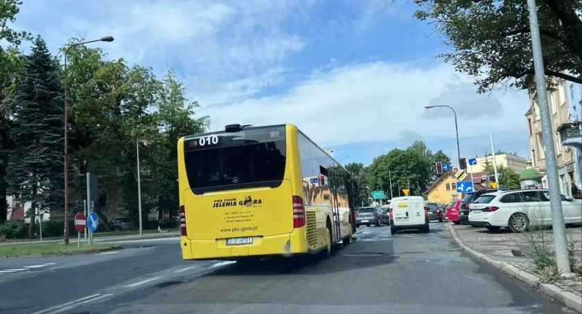 pasażer czeka na autobus przystanek
