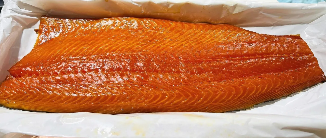 Świeży filet z łososia do wędzenia