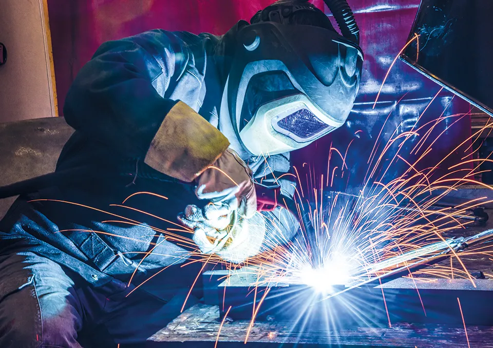 Pracownik fizyczny z uprawnieniami UDT spawacz