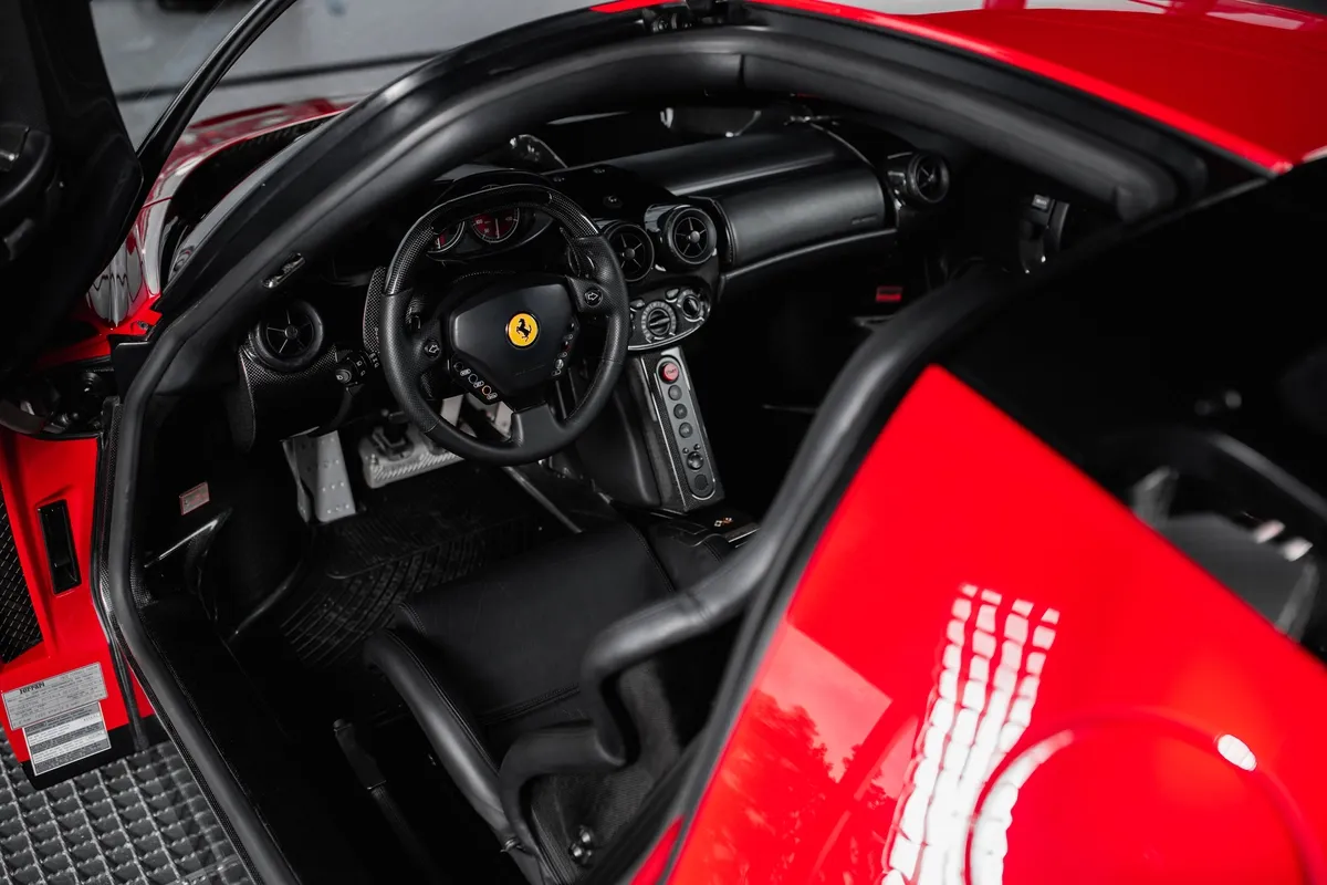 Wnętrze Ferrari Enzo kokpit