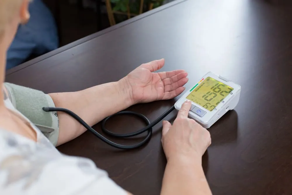 pacjent mierzy ciśnienie w domu dzienniczek
