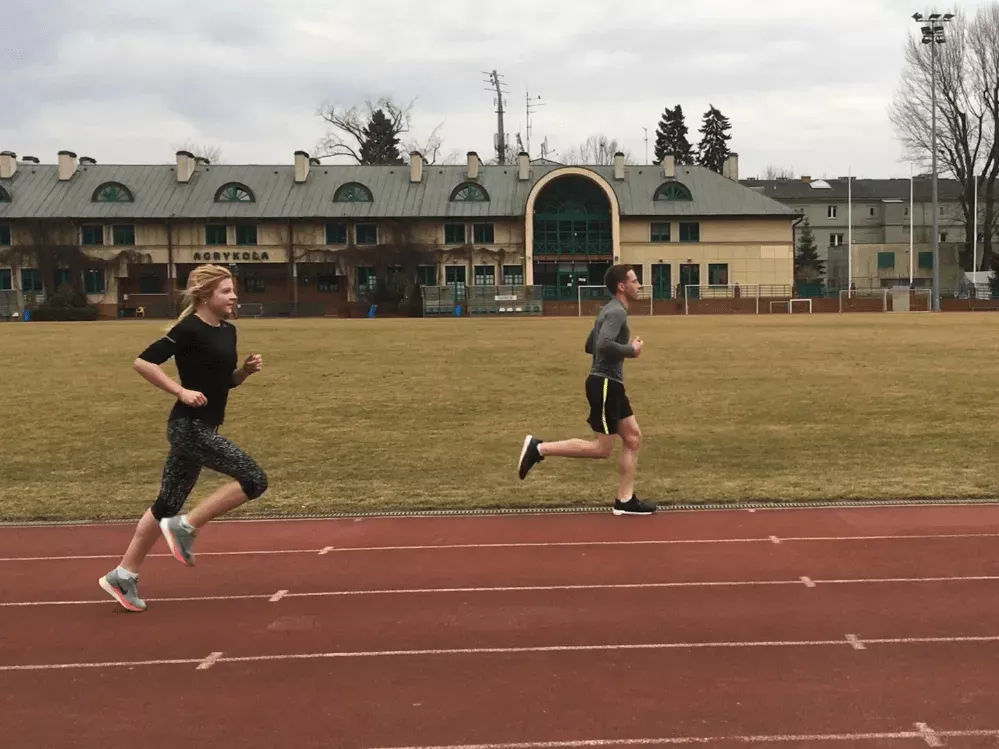 Biegacze na różnych torach stadionu