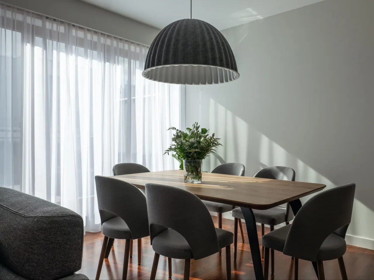 pożółkłe zszarzałe firanki w oknie