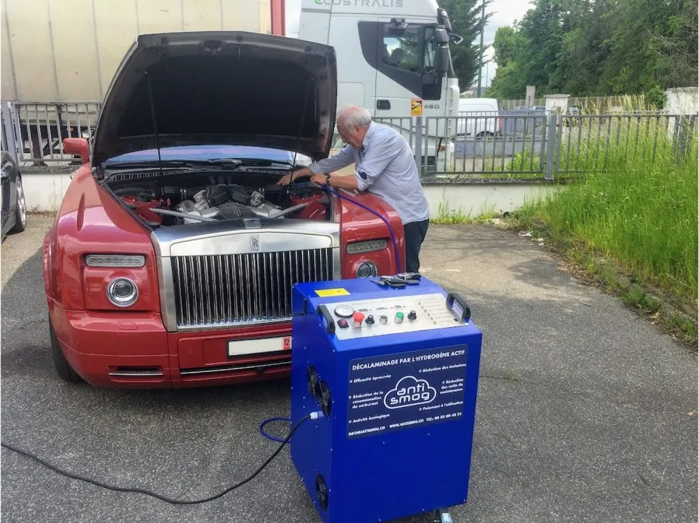 station de décalaminage hydrogène en action sur une voiture