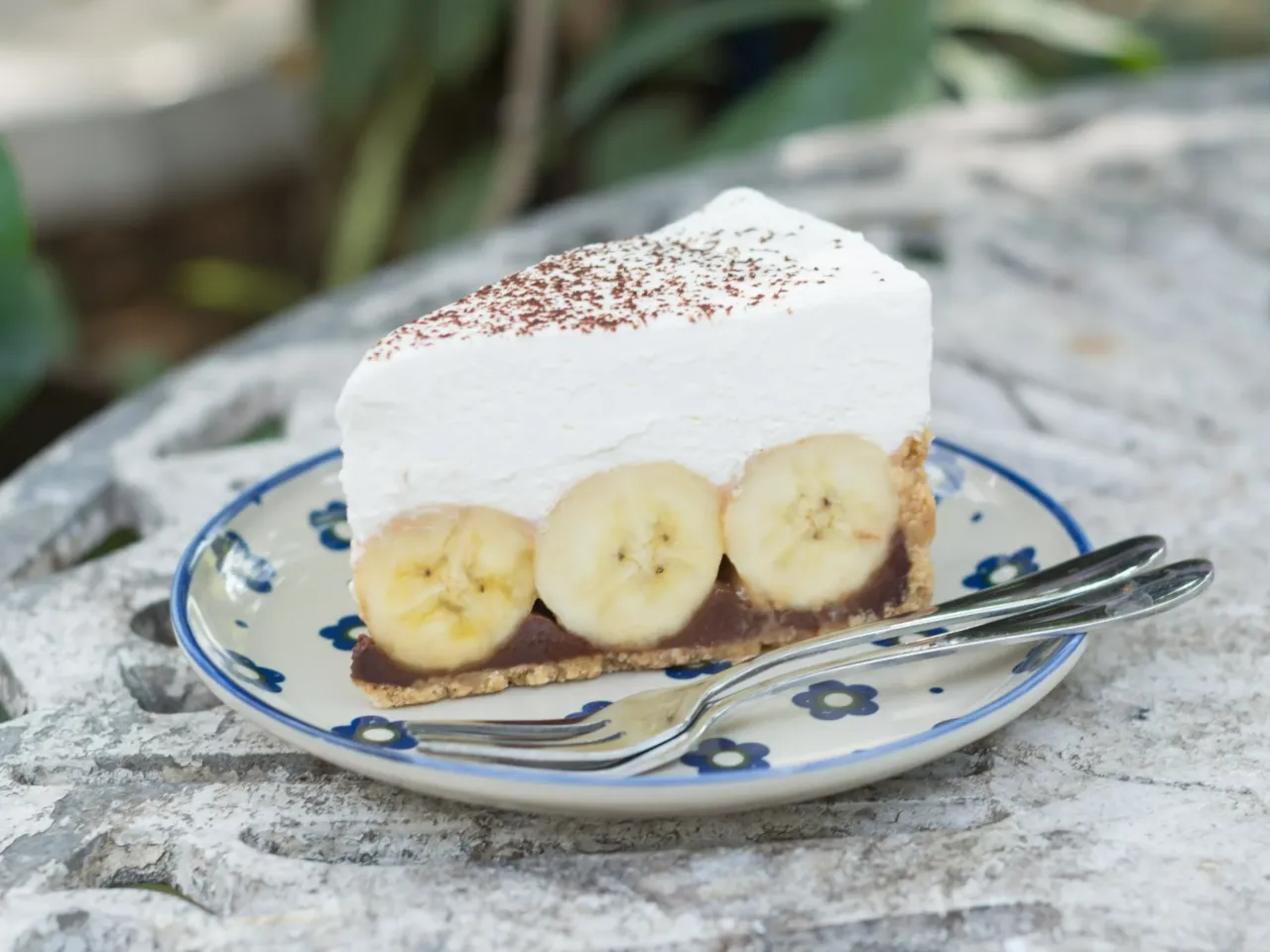 Pyszny deser bananowy z bitą śmietaną i czekoladą. Idealny pomysł, co na deser zamiast ciasta.