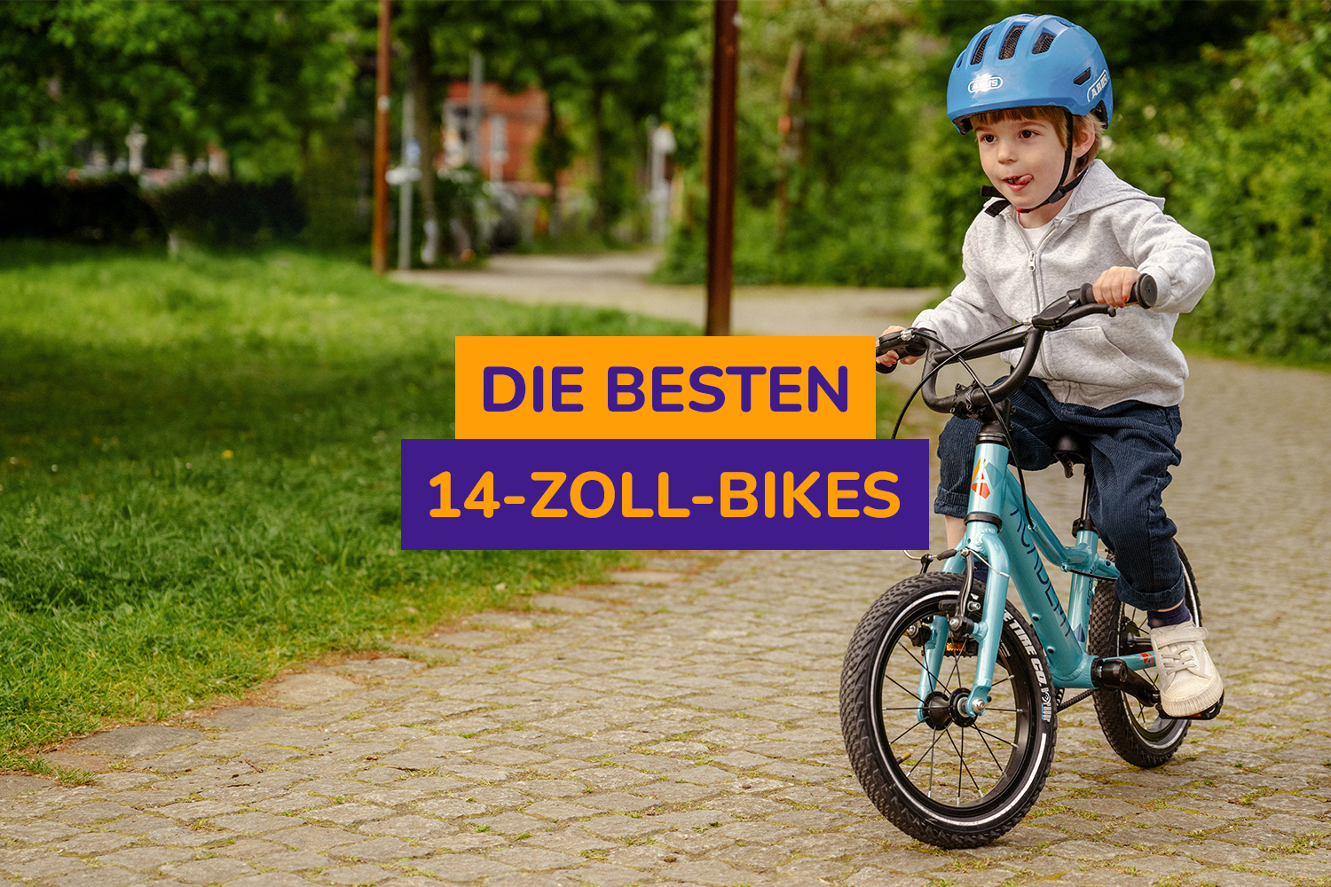 Kind auf 14 Zoll Fahrrad mit Helm und lächelnd