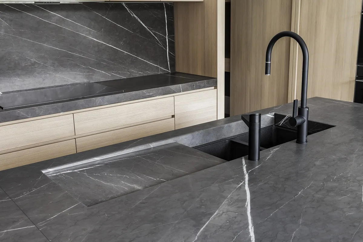 Kamień w kuchni nowoczesnej minimalistycznej