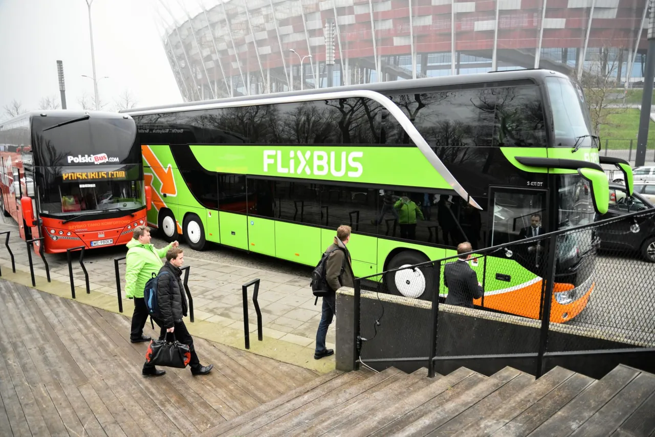 Polski bus Flixbus. Zastanawiasz się, jak oddać bilet? Ludzie wsiadają do zielonego autokaru.