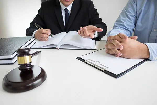 Osoba przygotowująca dokumenty na spotkanie z prawnikiem