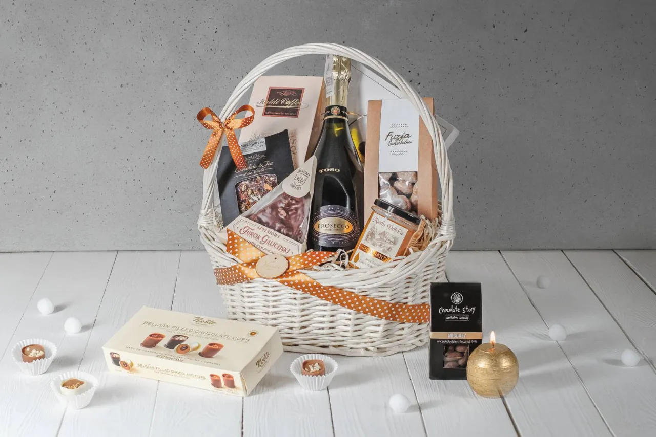 prezent dla pary na rocznicę ślubu kosz delikatesowy