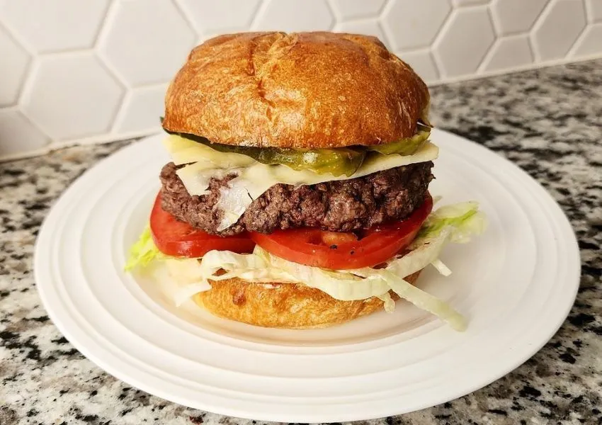 former un steak de burger &agrave; la main avec empreinte de pouce