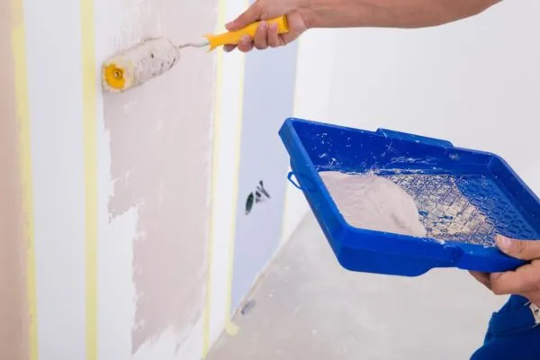farby do tynków gipsowych i narzędzia malarskie