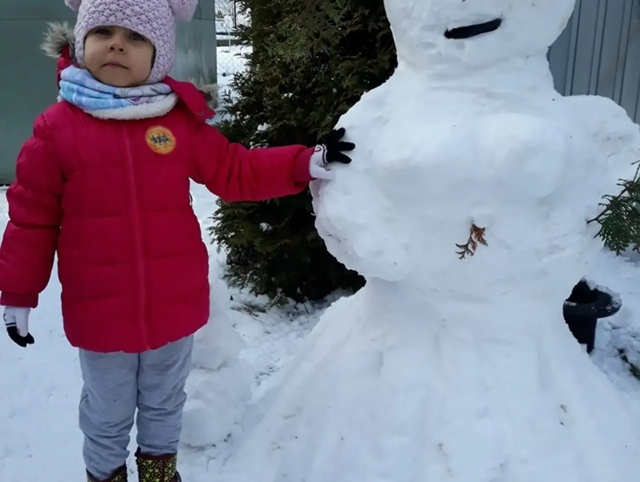 Dzieci rzeźbiące w śniegu z rodzicami