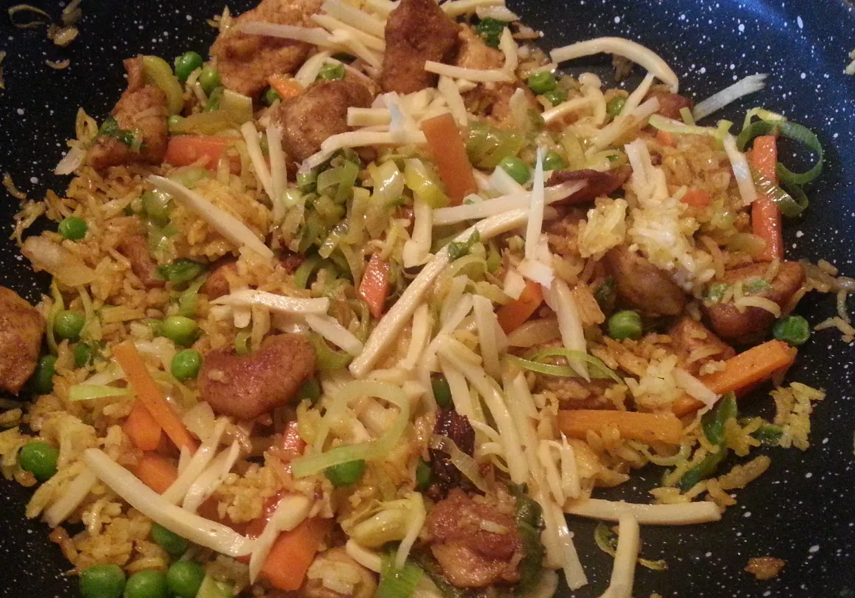 Nasi goreng z kurczakiem, groszkiem i marchewką, gotowe do podania.