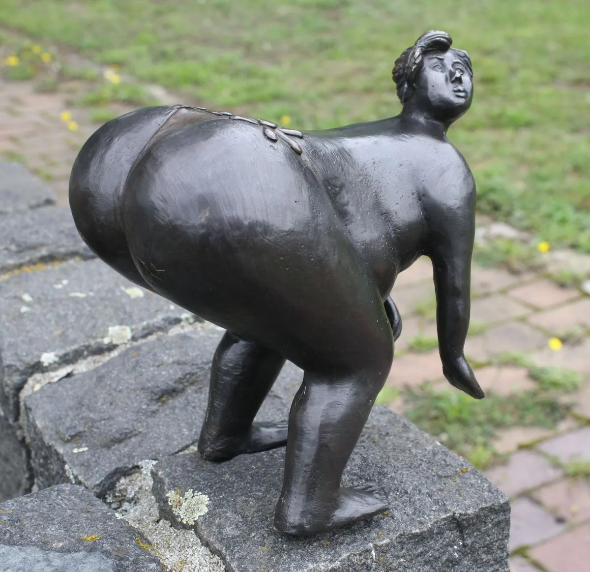 Gartenfigur dicke Frau wetterfest