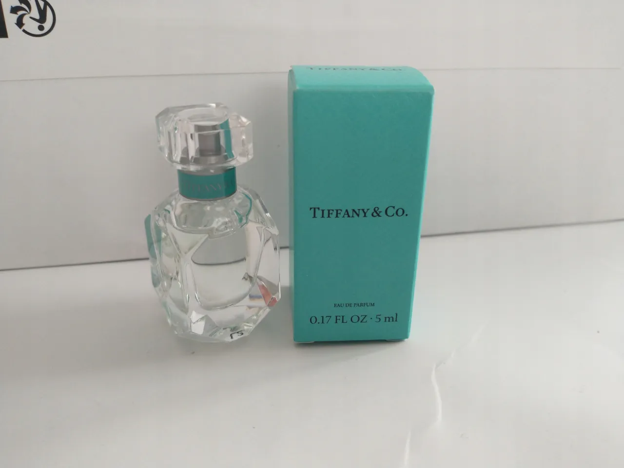 Flakon perfum Tiffany & Co. z biżuterią