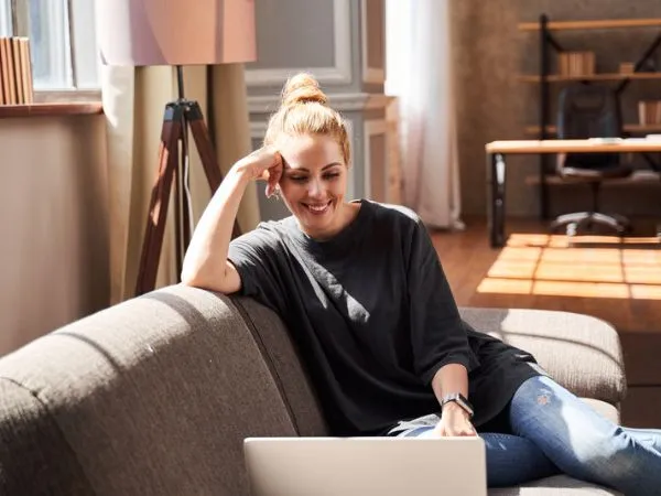 sesja terapeutyczna online na laptopie