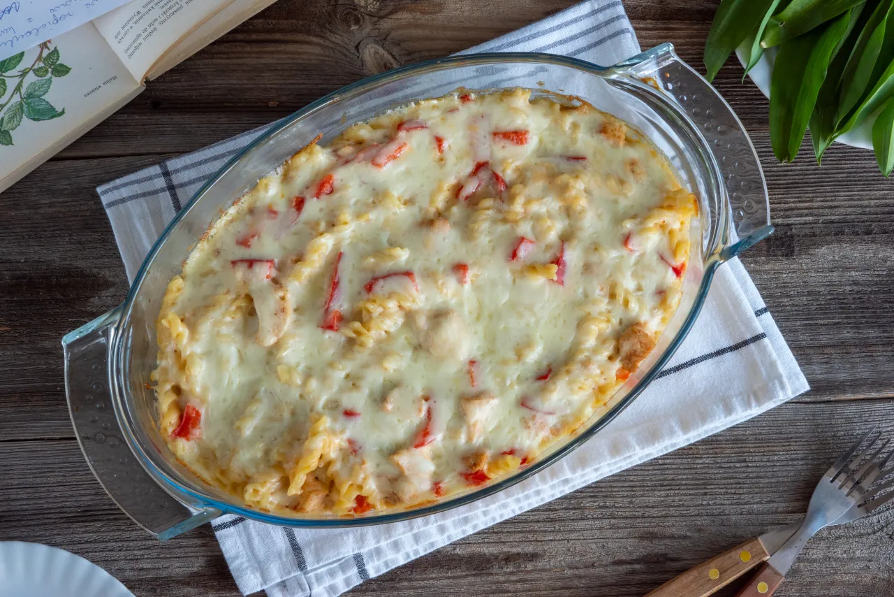 Zapiekanka makaronowa z kurczakiem na talerzu