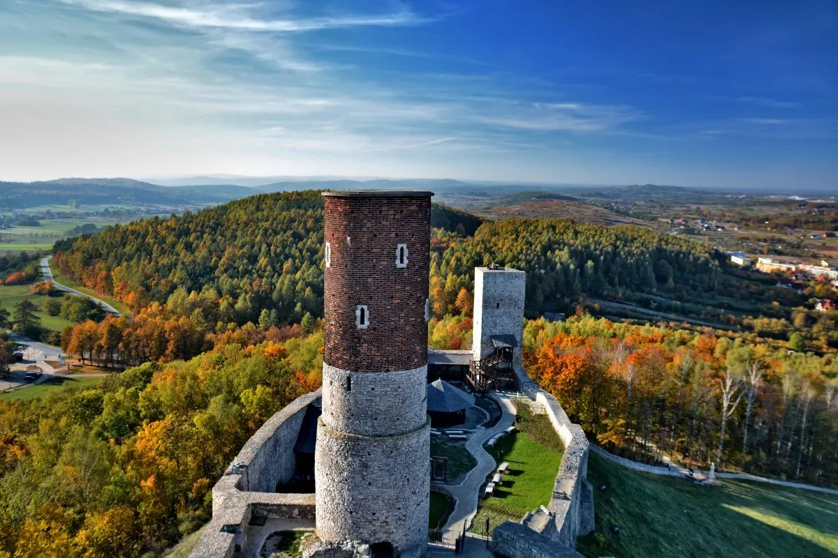 G&oacute;ry Świętokrzyskie krajobraz lub Zamek w Chęcinach